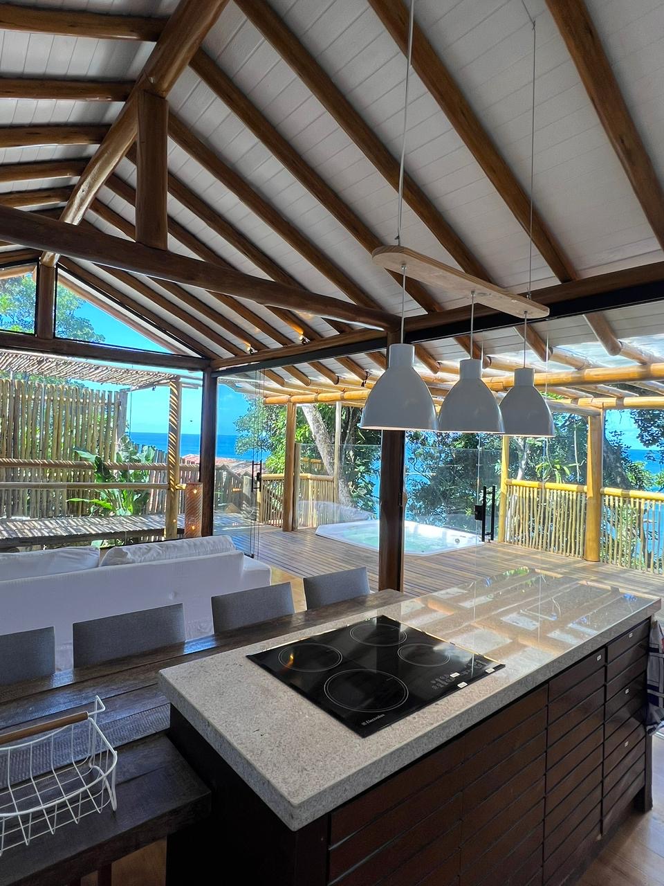 Cozinha integrada com vista para o deck