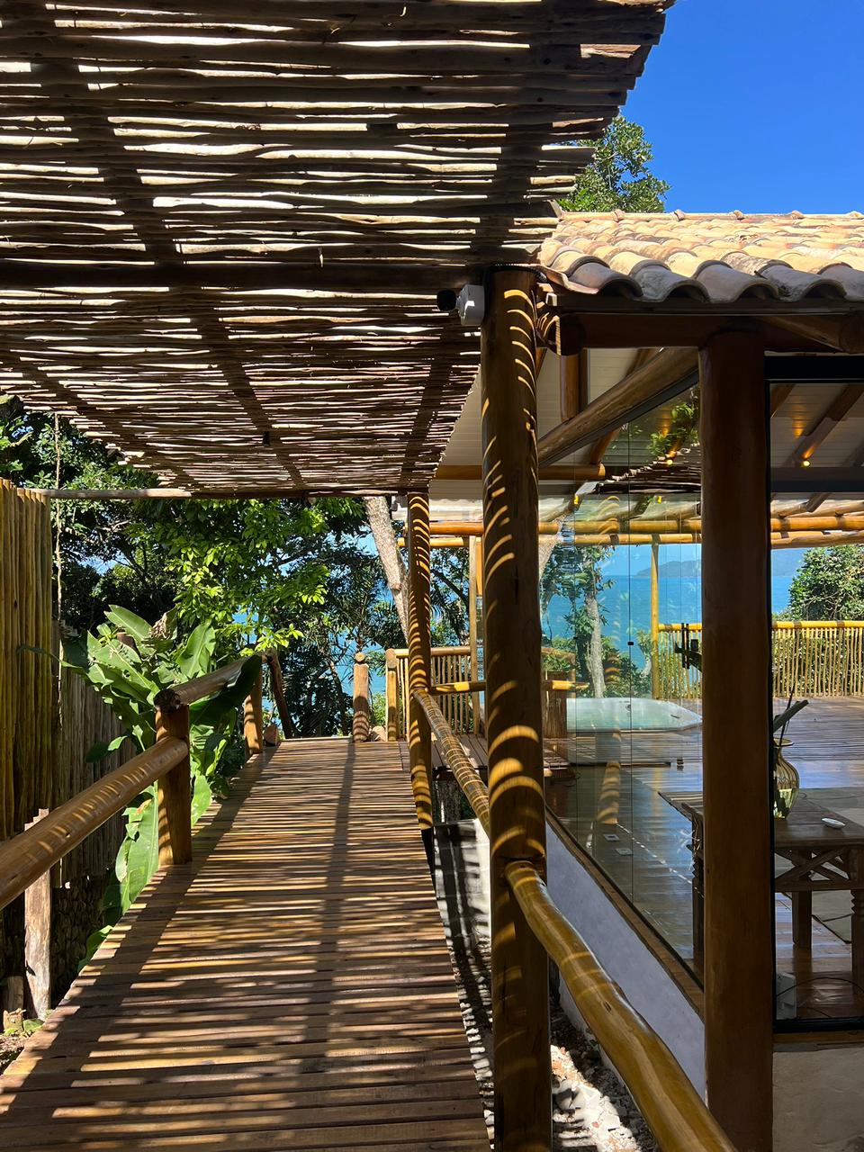 Portão de bambu na entrada da casa