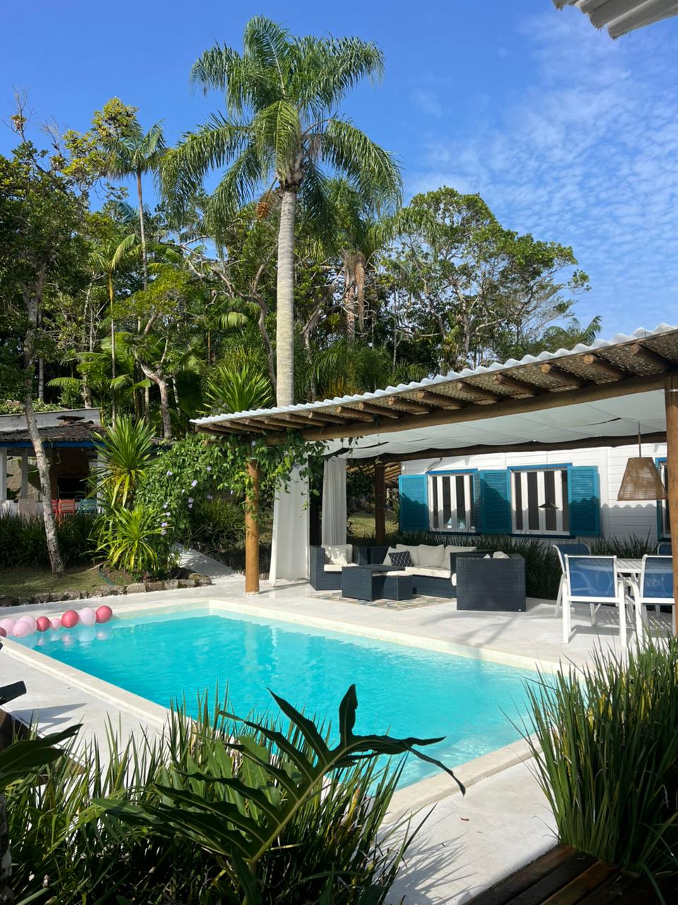 Suíte com tapete e vista para a piscina