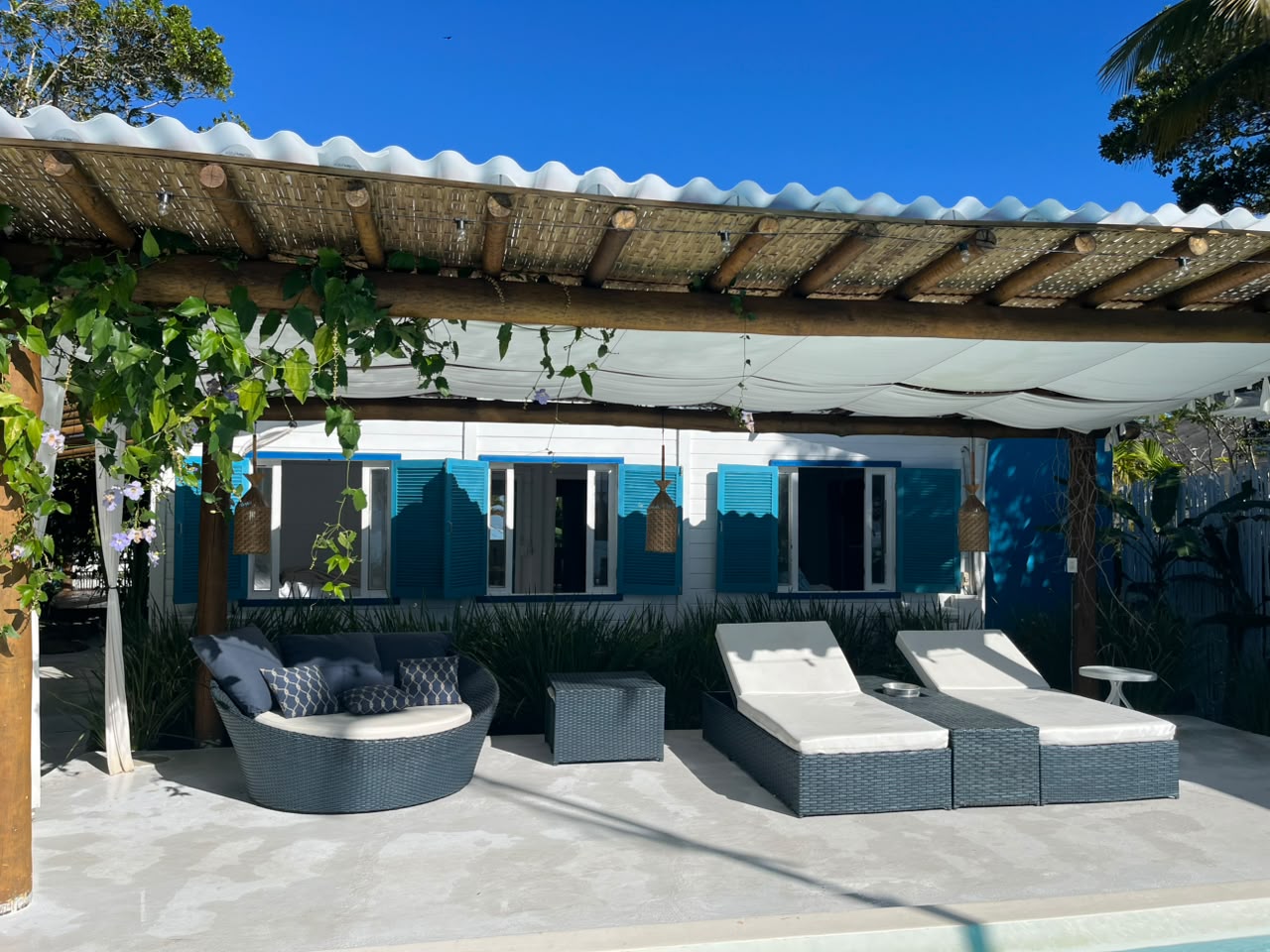 Piscina da Azul Marino Natural com pérgola e área de estar