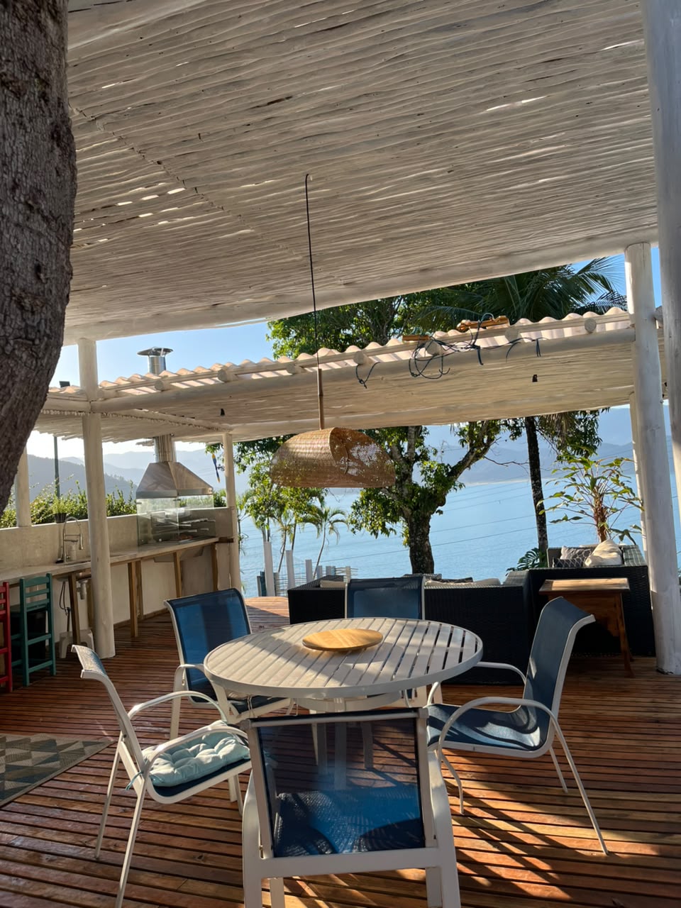 Lavabo com acesso ao deck e vista para o mar