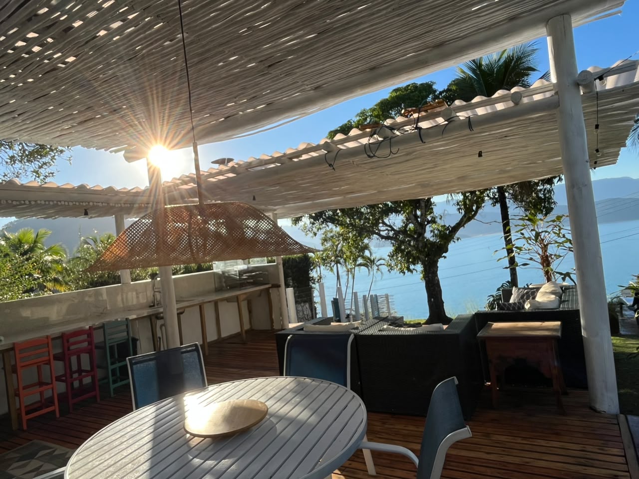Cozinha externa e churrasqueira sob a pérgola