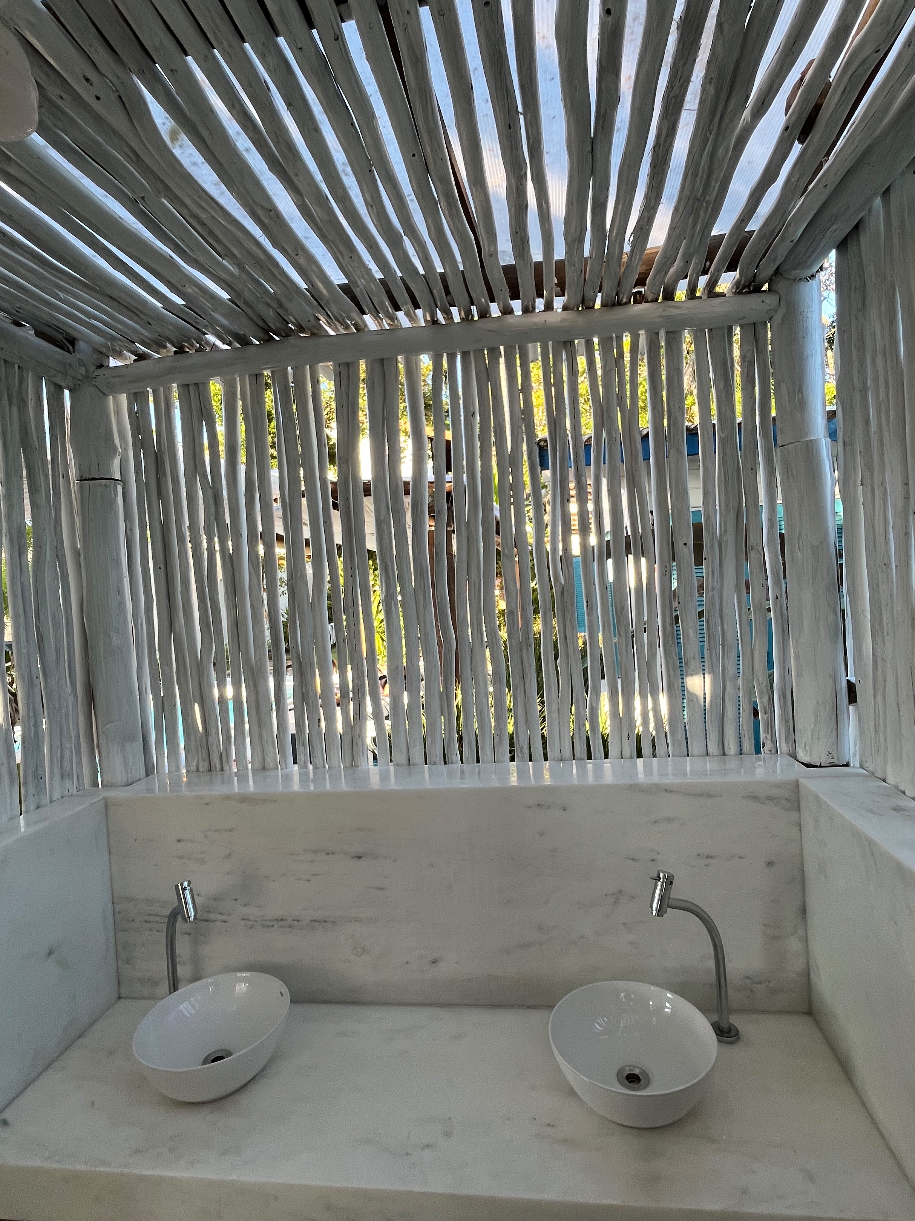 Lavabo externo com dupla cuba em mármore